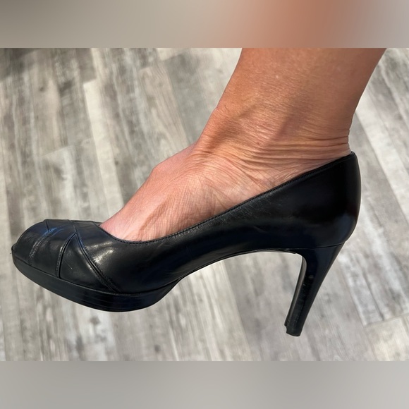 Stuart Weitzman Peep Toe Platform black leather- size 7.5 M - Picture 6 of 6